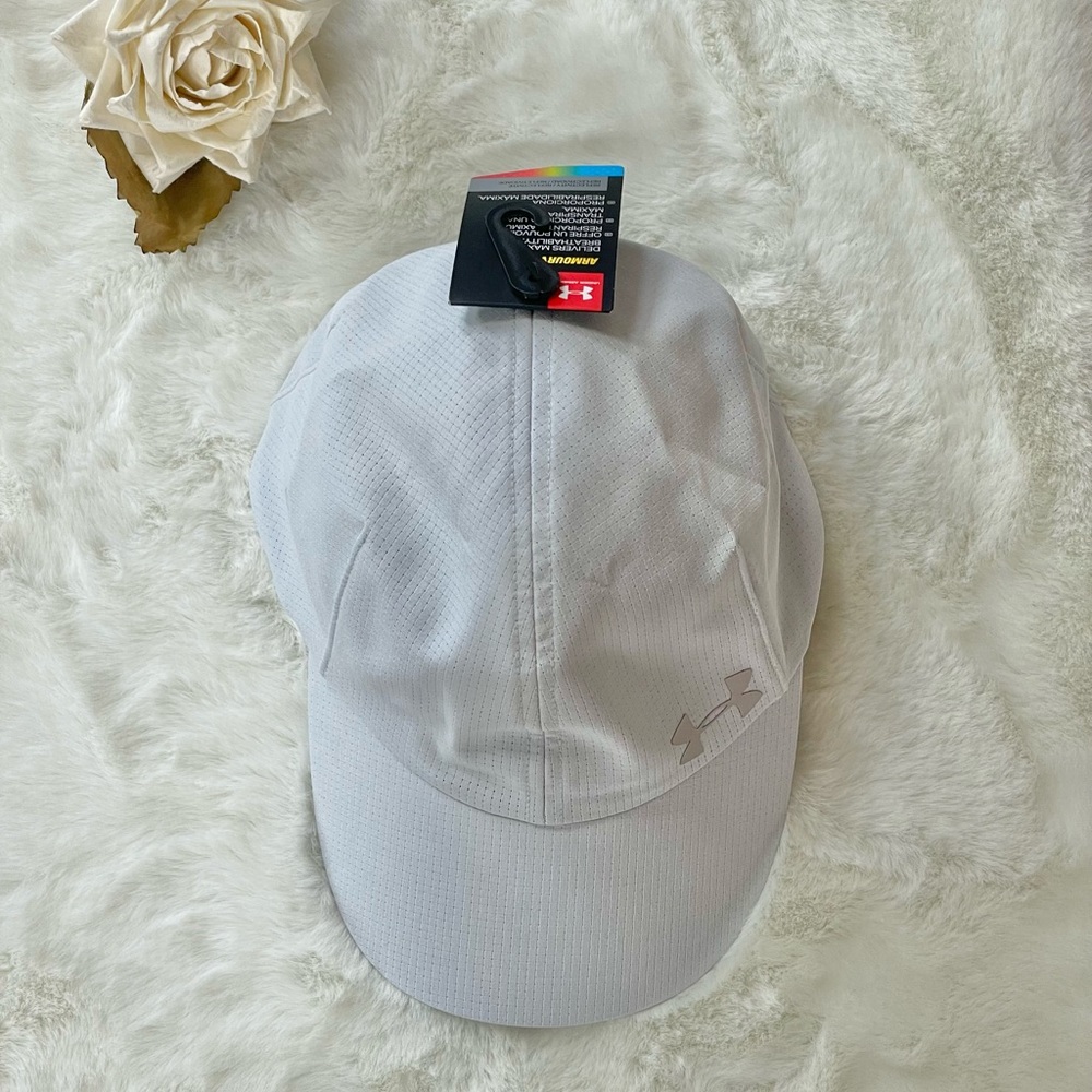 New with tag WOMENS UNDER ARMOUR UA VENT Running HAT adjustable Pale grey w/grey